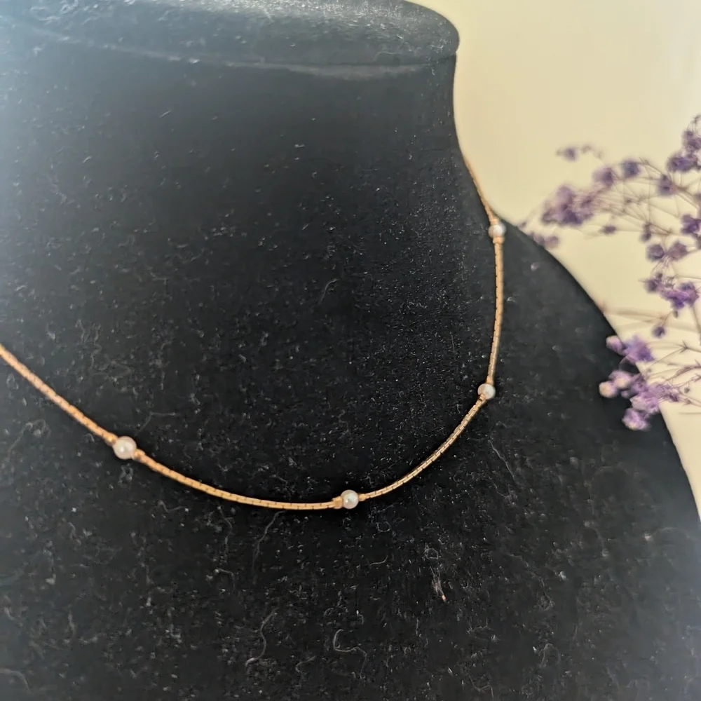 Elegant Gold Necklace with Pearl Accents - Picture 3 of 10